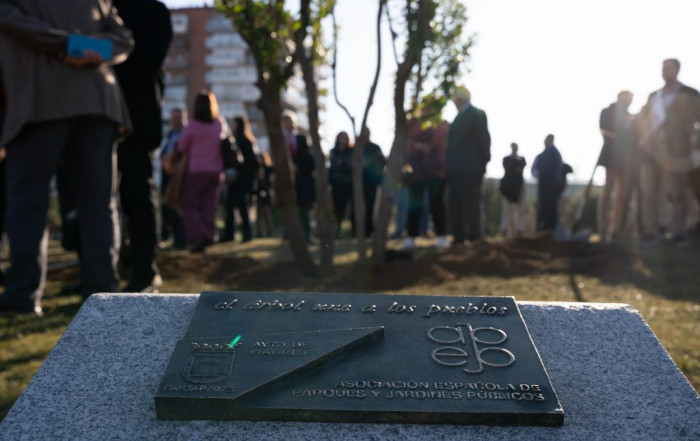 Joaquín Molpeceres placa conmemorativa junto al madroño en Madrid Río que recuerda la celebración de PARJAP 202